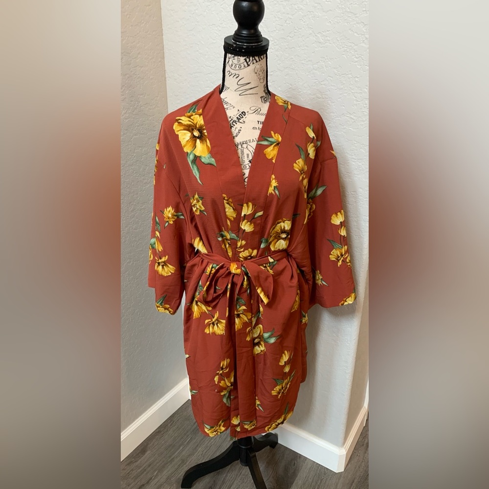 Pretty Women’s Kimono Style Jacket/Robe